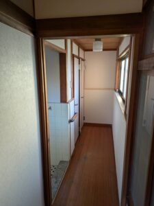 廊下・玄関・和室の土壁をクロス張りの洋風にリフォーム