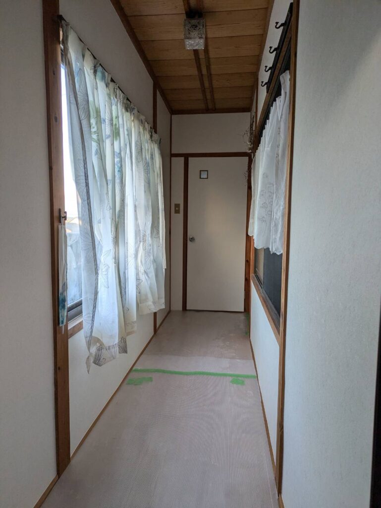 廊下の壁紙リフォーム