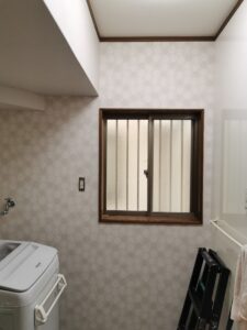 戸建て住宅の洗面所の壁紙リフォーム事例